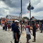 Semarak HUT RI Ke-79, Warga Kampung Laut Antusias Ikut Lomba Panjat Pinang