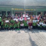 Tanamkan Kepedulian Lingkungan, Koramil 0815/08 Dawarblandong Ajarkan Siswa SDN Pulorejo 2 Kerja Bakti Tanamkan Kepedulian Lingkungan, Koramil 0815/08 Dawarblandong Ajarkan Siswa SDN Pulorejo 2 Kerja Bakti