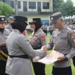Kapolresta Cirebon Berikan Penghargaan Kepada Personil Berprestasi