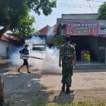 Antisipasi DBD, Babinsa Penompo Koramil Jetis Bareng Nakes Ajak Warga Jaga Kebersihan Lingkungan