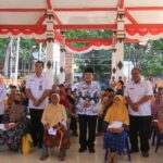 PJs Bupati Mojokerto Serahkan Bansos PKH Plus Di Kecamatan Pungging Dan Ngoro