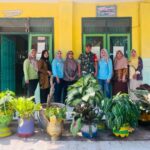 Sukseskan Program BIAS, Babinsa Koramil 0815/15 Jatirejo Dampingi Nakes Imunisasi Siswa SDN Lebakjabung