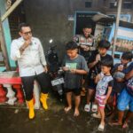 Pj Wali Kota Mojokerto Kembali Tinjau Lokasi Banjir, Dengarkan Keluhan dan Beri Bantuan Warga