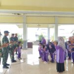 Kenal Lebih Dekat Profesi Militer, Siswa KB Sabilul Muttaqin Bermain Bersama Prajurit TNI