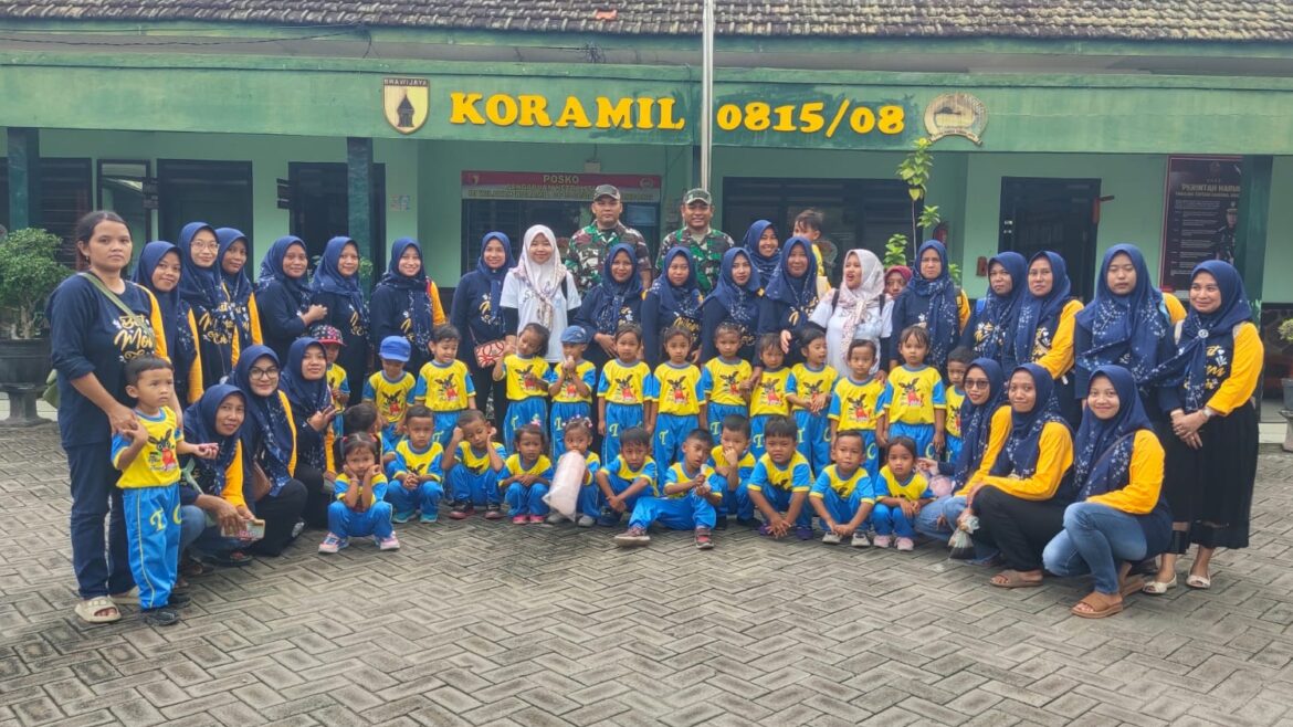Terima Kunjungan Edukasi PAUD, Koramil 0815/08 Dawarblandong Tanamkan Disiplin dan Cinta Tanah Air Sejak Dini