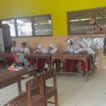 Babinsa Pos Ramil Mojoanyar Kenalkan Metode Gasing Pembelajaran Matematika di SDN Sumberjati I