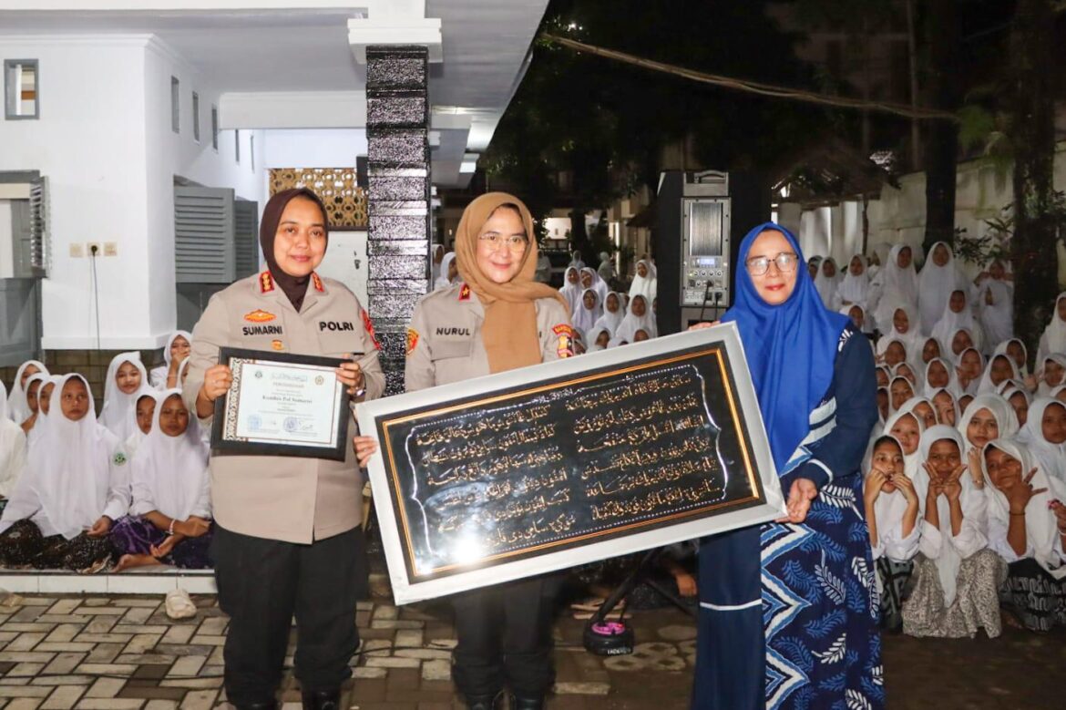 Kapolresta Cirebon Bersama Dirtipid PPA – PPO Bareskrim Polri Gelar ceramah Kamtibmas dan Sosialisasi hukum di Pondok Pesantren Kempek Aisyah