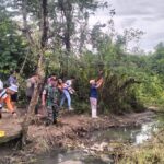 Normalisasi Drainase di Jalan Raya Parengan-Mojolebak, Danramil 0815/07 Jetis : Kurangi Resiko Banjir & Kecelakaan