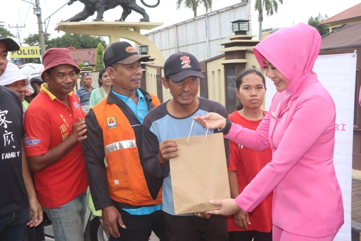 Polresta Cirebon Gelar Patroli Ngabuburit Sambil Berbagi Takjil yang Dimasak Sendiri