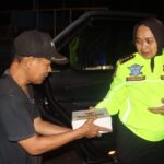 Polresta Cirebon Gelar Patroli Sahur Bangunkan Masyarakat Hingga Berbagi Makanan Sahur