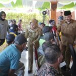 Pemkot Mojokerto Salurkan Bansos bagi Tukang Becak Menjelang Lebaran