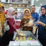 Sidak Mamin Jelang Lebaran, Ning Ita Ingatkan Masyarakat Cermati Izin Edar dan Masa Kadaluarsa