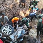 Kodim 0815/Mojokerto Kerahkan Satu Peleton, Evakuasi 10 Korban Longsor Pacet-Cangar