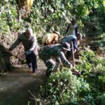 Lestarikan Alam, Babinsa Sumberjati Koramil Jatirejo Bareng Warga Gotong Royong Bersihkan Saluran Air