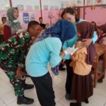 Babinsa Koramil 0815/15 Jatirejo Dampingi Imunisasi Anak Sekolah di Dua Sekolah Dasar