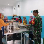 Babinsa Koramil 0815/04 Puri Kawal Program Makan Bergizi Gratis untuk 3.300 Siswa