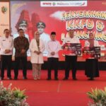 Wujudkan Transparansi Pemerintahan, Bupati Mojokerto Serahkan Kartu Kredit Pemerintah Daerah