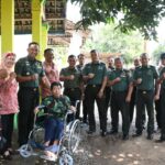 Dandim 0815/Mojokerto Salurkan Kursi Roda Lewat Program Sedekah Prajurit