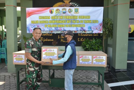 Hadirkan Senyum Puluhan Tukang Becak, Kodim 0815/Mojokerto Tebar Berkah Sedekah Prajurit