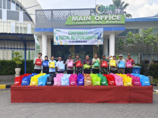 Sinergi Sosial di Ngoro: PT. PIM dan Koramil 0815/12 Bagikan Ratusan Paket Sembako untuk Warga dan Guru