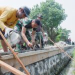 Gotong Royong di Terik Matahari, Satgas TMMD ke-126 Kodim 0815/Mojokerto Genjot Pembangunan TPT dan JUT Desa Sumbertanggul