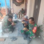 Kebersamaan di Tengah Tugas, Satgas TMMD ke-126 Kodim 0815/Mojokerto Santap Siang Bersama Warga Sumbertanggul Kebersamaan di Tengah Tugas, Satgas TMMD ke-126 Kodim 0815/Mojokerto Santap Siang Bersama Warga Sumbertanggul