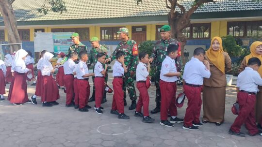 Tumbuhkan Nasionalisme Lewat Upacara, Satgas TMMD ke-126 Kodim 0815/ Mojokerto Jadi Inspirasi Anak Sekolah
