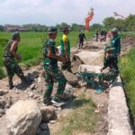 Satgas TMMD ke-126 Kodim 0815/Mojokerto Genjot Pembangunan Tanggul Penahan Tanah di Desa Sumbertanggul Satgas TMMD ke-126 Kodim 0815/Mojokerto Genjot Pembangunan Tanggul Penahan Tanah di Desa Sumbertanggul