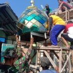 Gotong Royong Satgas TMMD 126 Mojokerto bareng Warga Warnai Pemasangan Kubah Mushola Baitul Mukmin Gotong Royong Satgas TMMD 126 Mojokerto bareng Warga Warnai Pemasangan Kubah Mushola Baitul Mukmin