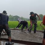 Satgas TMMD dan Warga Tetap Semangat Lanjutkan Pengecoran Jalan Usaha Tani di Tengah Hujan