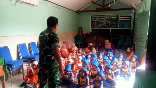 Koramil 0815/08 Dawarblandong Wujudkan Pembelajaran Cinta Tanah Air Melalui Edukasi Interaktif