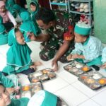 SPPG Jampirogo Jangkau 32 Sekolah, Babinsa Pastikan Distribusi Gizi Tepat Sasaran