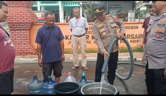 ‎9.000 Liter Air Bersih Didistribusikan Polresta Cirebon untuk Warga Mekarsari dan Gunungsari Pasca Banjir  ‎
