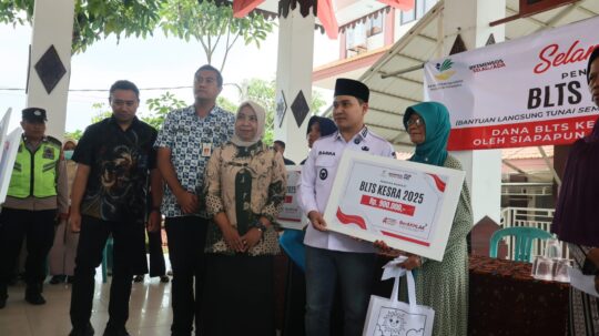 Gus Bupati Mojokerto Salurkan BLT Sementara Senilai 47 M