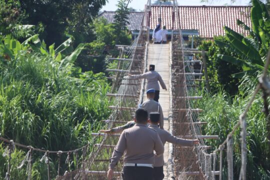 Polresta Cirebon Laksanakan Pengecekan Jembatan Gantung Pramuka Penghubung Provinsi Jabar dan Jateng