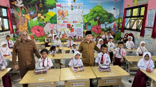 21 Ribu Siswa Dapat Seragam Baru, Bupati Albarra Dorong Semangat Belajar dan Digitalisasi Sekolah