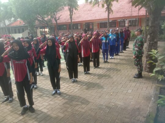 Koramil 0815/11 Pungging Bekali 757 Siswa SMPN 2 Pungging dengan Disiplin dan Karakter Lewat MPLS