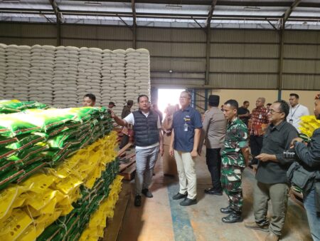 Gelar Sidak Pasar dan Gudang Bulog Jelang Nataru 2026, Kodim 0815/Mojokerto Dukung Pemda Jaga Stabilitas Harga dan Stok Bahan Pokok