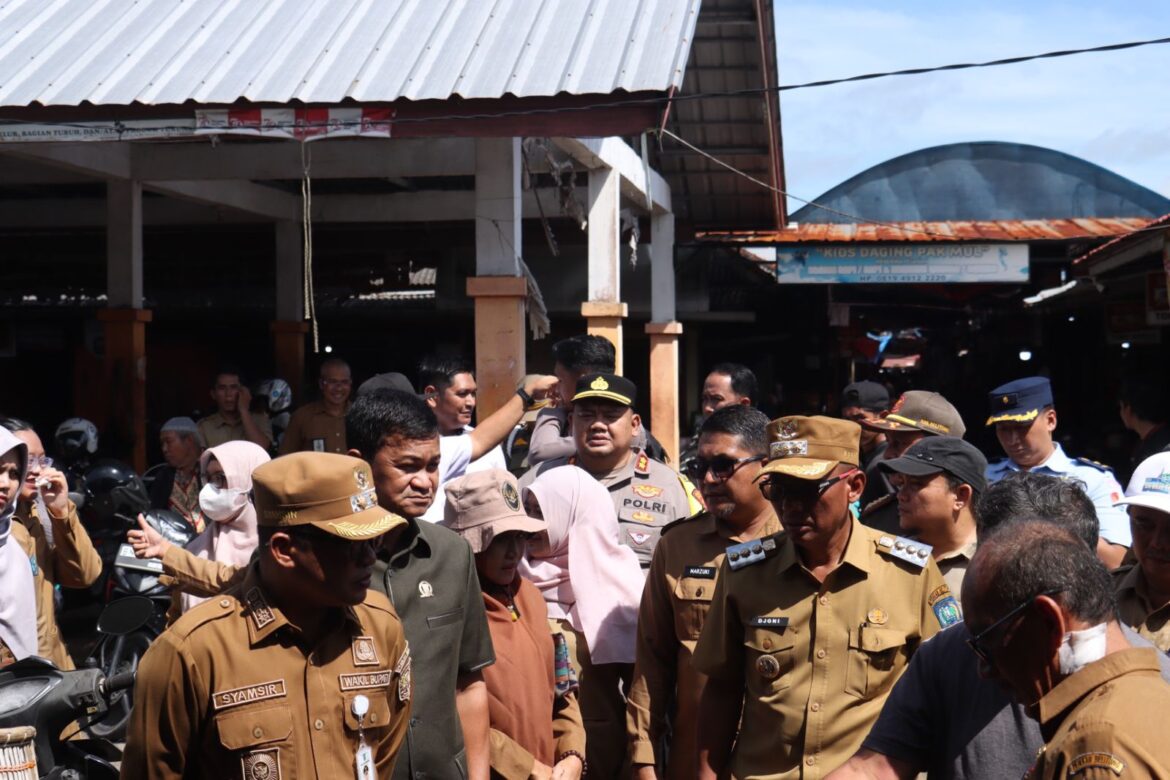 Kapolres Belitung Bersama Bupati Sidak Stok dan Harga Bahan Pokok Jelang Natal 2025 dan Tahun Baru 2026