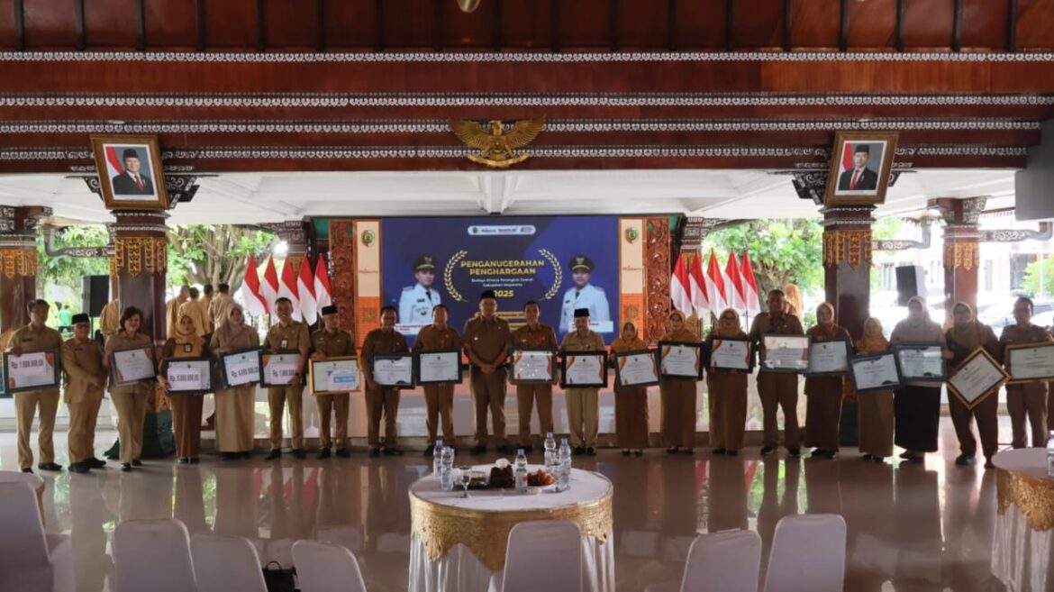 Apresiasi Capaian Kinerja Positif, Pemkab Mojokerto Anugerahi 22 Penghargaan Untuk Perangkat Daerah