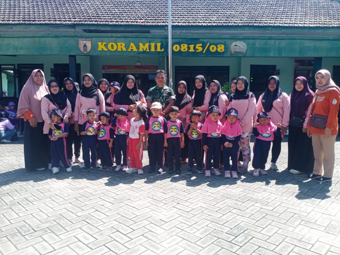 Keceriaan Warnai Kunjungan Edukasi Murid PAUD ke Makoramil 0815/08 Dawarblandong