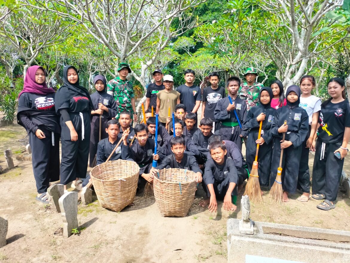 Koramil 0815/07 Jetis Bersama Warga dan PSHT Gelar Karya Bakti Bersihkan Saluran Irigasi dan TPU