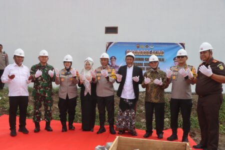Kapolda Jabar Laksanakan Ground Breaking SPPG Polri di Pondok Buntet Pesantren Cirebon