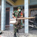Babinsa Koramil 0815/07 Jetis Dampingi Fogging DBD di Desa Mojorejo
