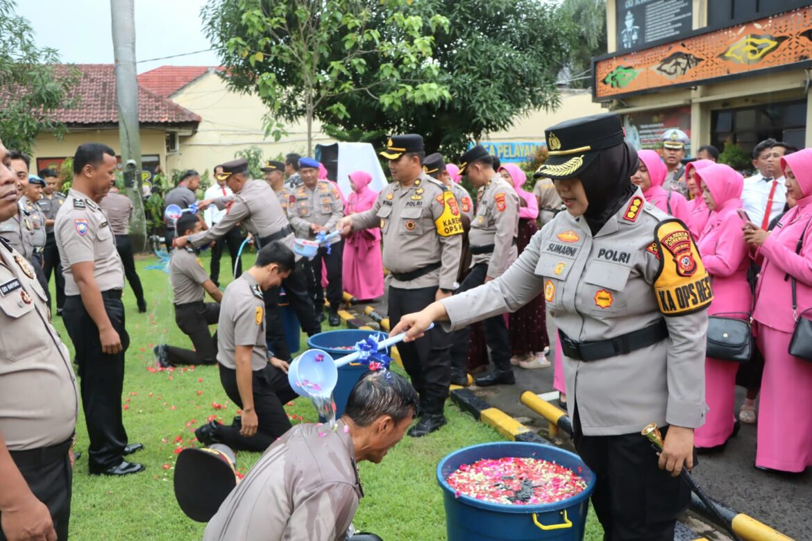 Kapolresta Cirebon Pimpin Upacara Korps Rapot Kenaikan Pangkat Periode Januari 2026