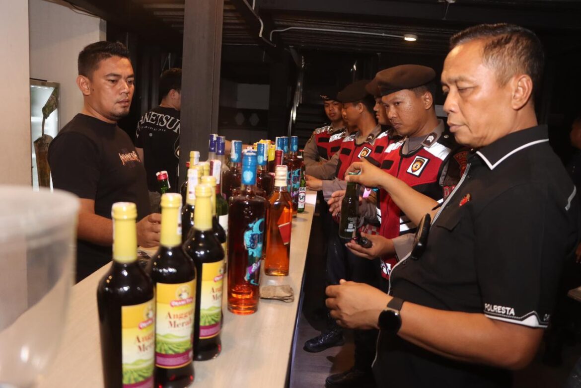 Tekan Peredaran Narkoba dan Miras Polisi Sisir Tempat Hiburan Malam, Sita Ratusan Miras dari Gudang Karaoke