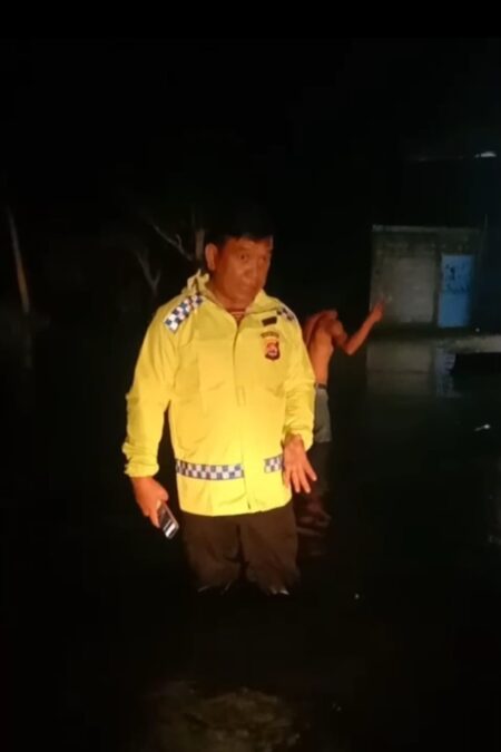 Kapolsek Kresek AKP Sitta Mardongan Sagala, SH Cek Wilayah Banjir di Desa Pasirampo