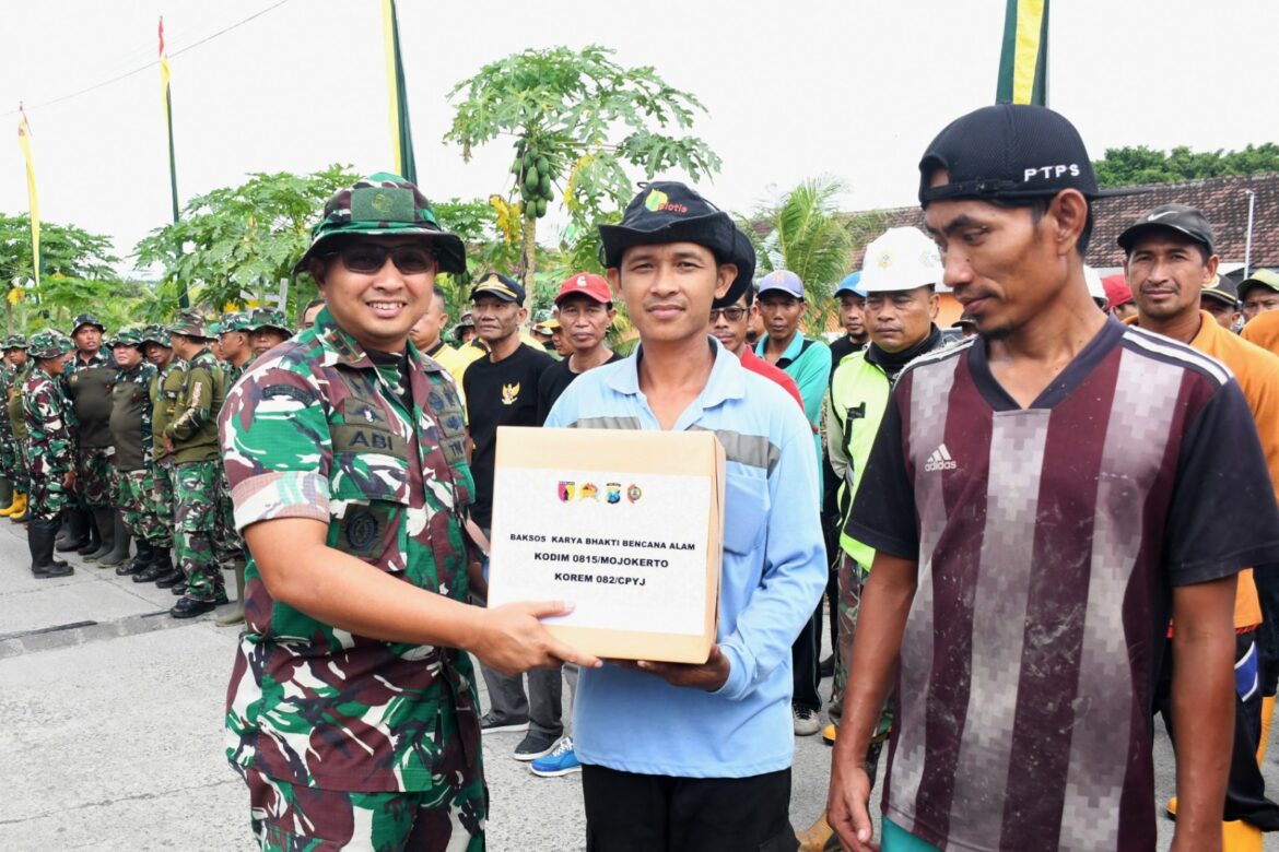 Dandim 0815/Mojokerto Pimpin Karya Bakti Mitigasi Bencana, TNI-Masyarakat Bersihkan Sungai Cegah Banjir