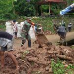 Gerak Cepat Koramil 0815/15 Jatirejo Bersama Warga Tangani Tanah Longsor di Desa Jembul