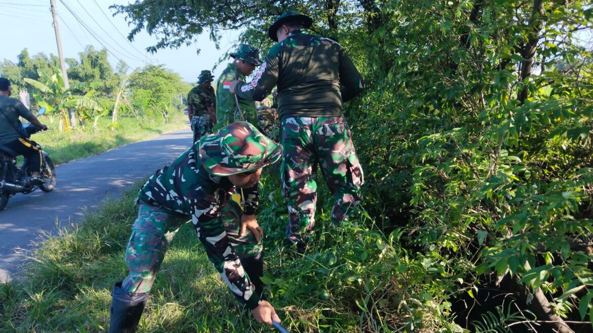 Karya Bakti Mitigasi Bencana, Koramil Rayon 3 Kodim 0815/Mojokerto Bersihkan Sungai di Payungrejo